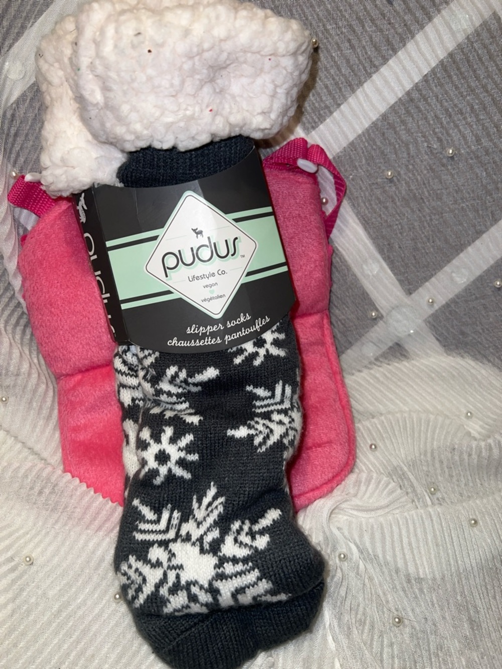 PudusBlack & White Snowflake Slipper Socks - Cozy Fleece Lined